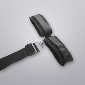 מחסום פה מחובר לאזיקי ידיים